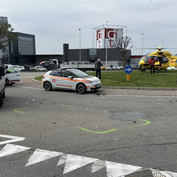 FOTO. Schianto alla rotonda a Olgiate Olona: elisoccorso in volo in codice rosso