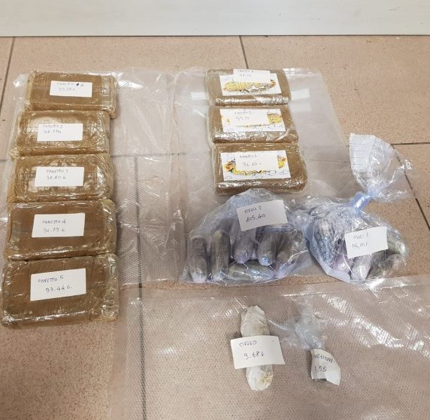 Nascondevano la droga nelle borse della spesa: arrestati un 18enne e un 25enne