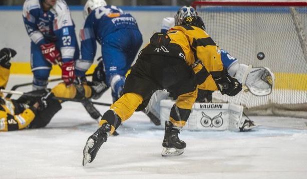 FOTO Il muro del Como crolla all'overtime sotto l'ultimo colpo di Piroso (4-3)