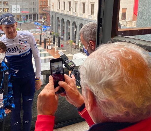 VIDEO. Oldani fa uscire il sole anche sotto la pioggia: «Abbiamo pedalato in salita ma la Tre Valli del centenario è arrivata in cima»