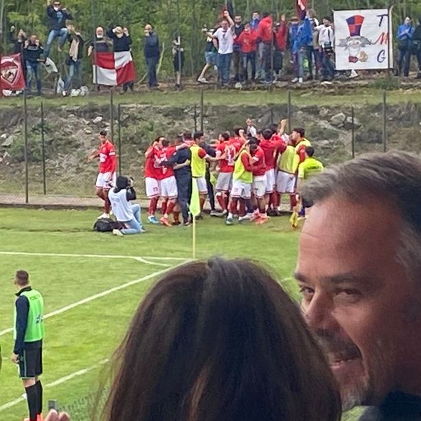 VIDEO. &quot;E facci un gol, Giulio Ebagua facci un gol&quot;: nel coro del Pont Donnaz ci sono la bellezza e la forza del calcio