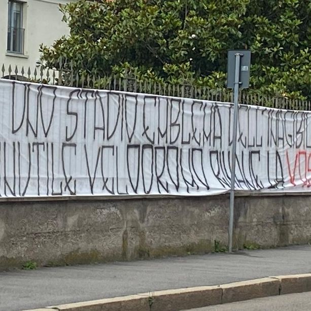Vicenda stadio, striscione contro l'amministrazione spunta davanti al Comune