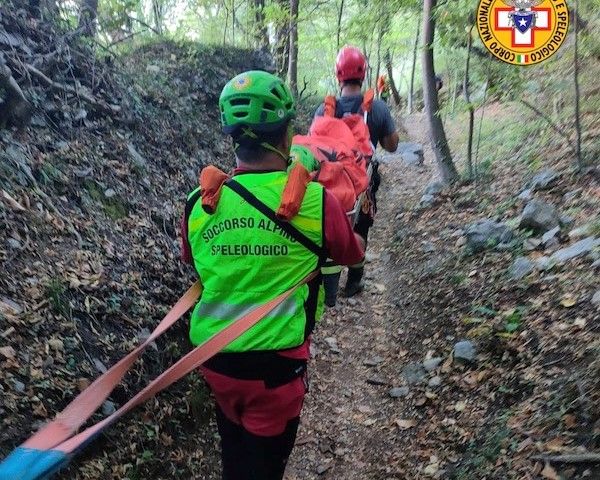 Cade lungo il sentiero Ficacci a Saltrio: soccorsa una donna di 63 anni