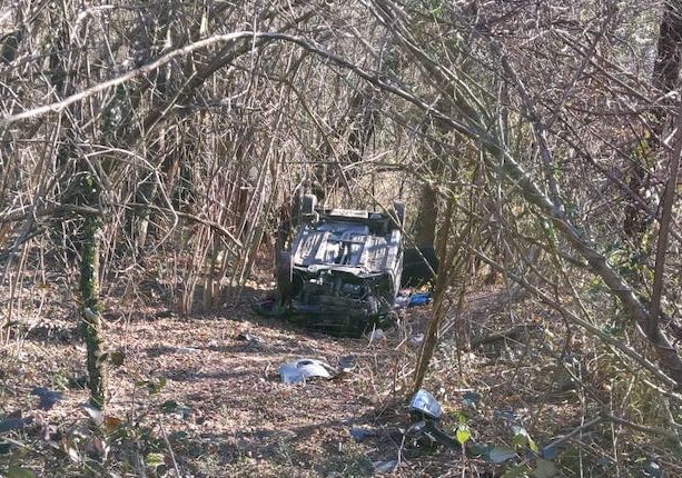 Auto incidentata e abbandonata nei boschi del Picuz a Sangiano