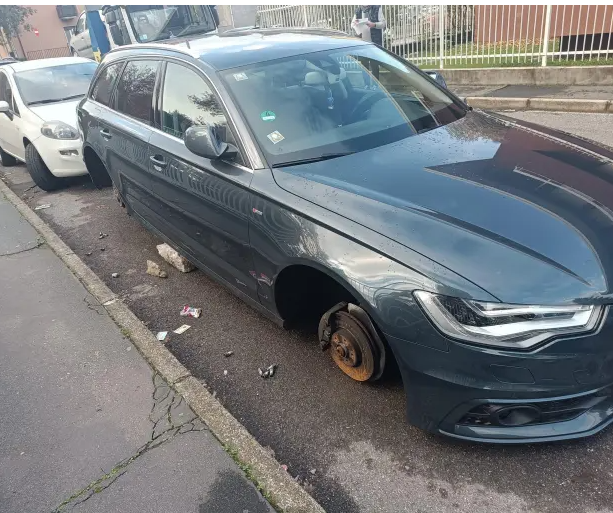 Non c'è pace a Saronno: dopo i finestrini distrutti, rubate le gomme di un'auto parcheggiata