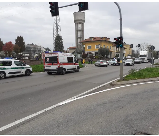 Schianto tra un'auto e uno scooter sulla Saronno-Monza: grave un 42enne finito sotto un'altra macchina