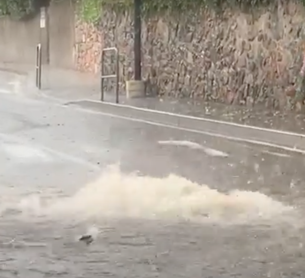 VIDEO - Temporali attesi, temporali arrivati. In via Monte Generoso a Varese straripano i tombini