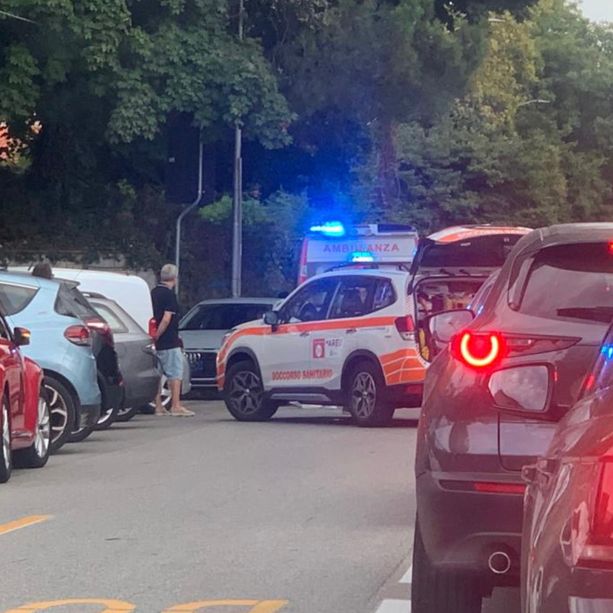 Scontro tra un'auto e uno scooter in via Gasparotto, soccorsi in azione e traffico in tilt