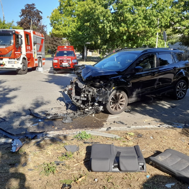 Busto, pauroso schianto all'incrocio: soccorsi in azione in codice rosso