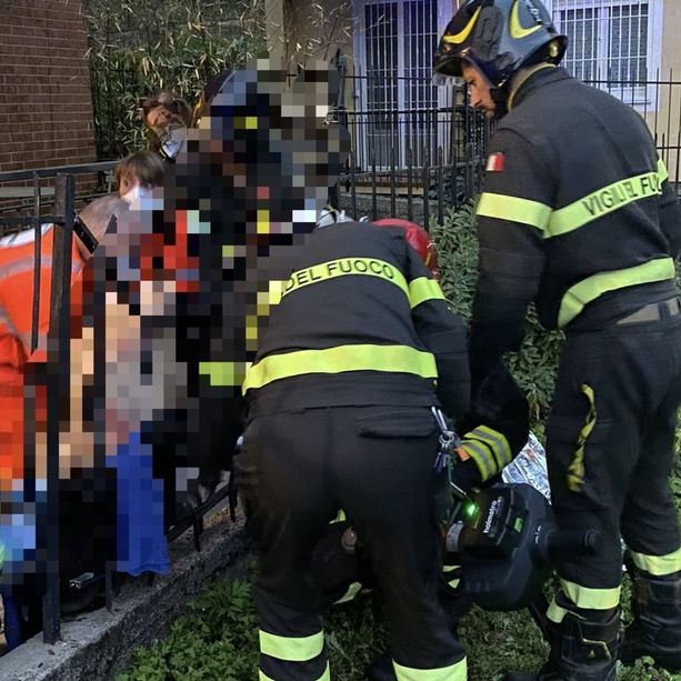 Dramma nel Comasco: precipita dal balcone e dopo un volo di dieci metri resta infilzato a una ringhiera