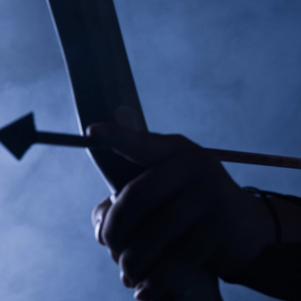 Varesino arrestato per tentato omicidio: ha colpito un uomo con una freccia nei vicoli di Genova