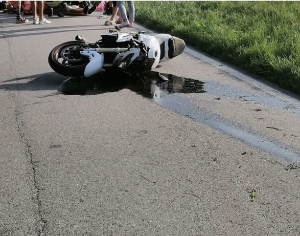 FOTO - Mattinata di incidenti: a Brebbia un'auto centra una moto