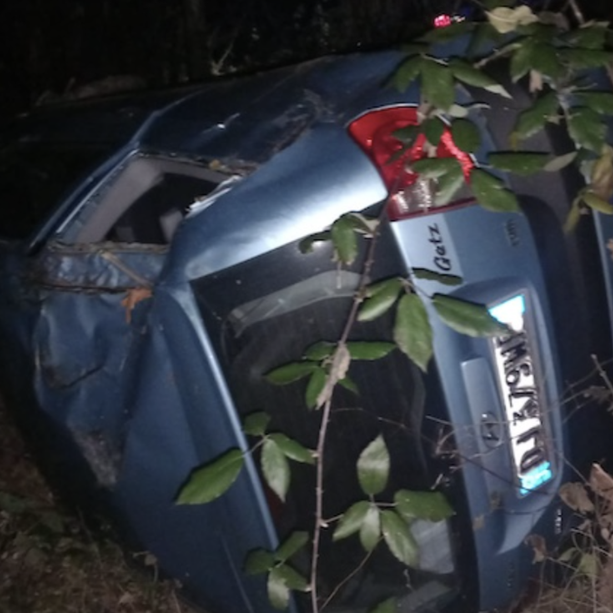Auto finisce fuori strada e si ribalta vicino al Margorabbia, illeso un ragazzo