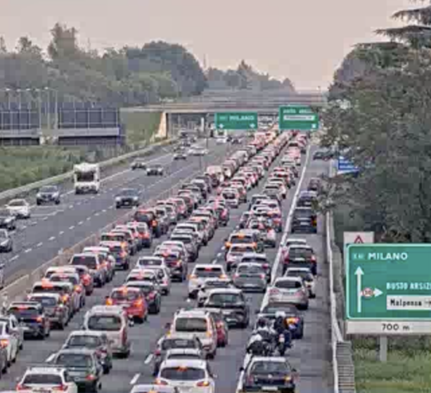Grave incidente in A8, sette persone coinvolte e code fino a 4 km