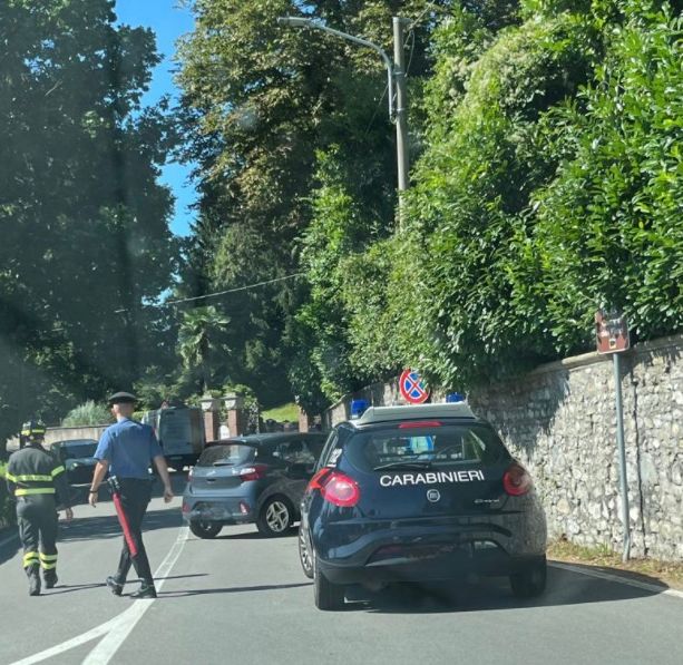 Perde il controllo dell'auto e finisce contro il muro: soccorsi in azione tra Varese e Casciago