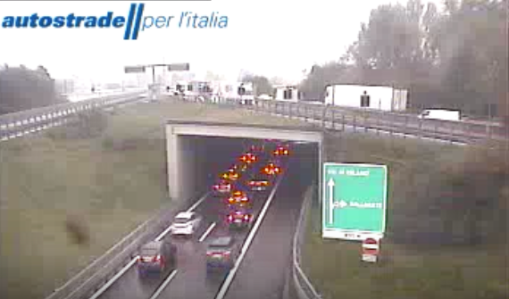 Mattinata nera in Autolaghi, ancora un incidente: due giovani soccorsi e code verso Milano all'altezza di Gallarate