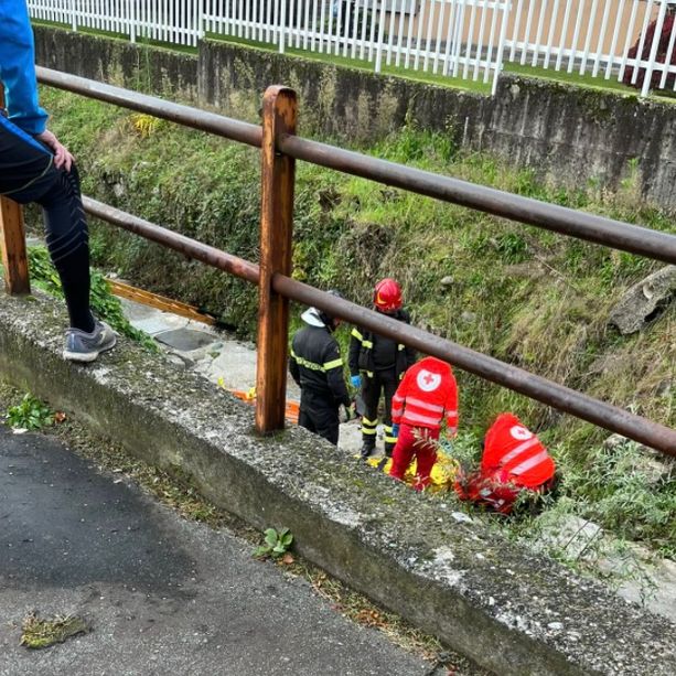 Cade nel Vellone davanti allo stadio e batte la testa: salvato da due passanti che sentono le urla