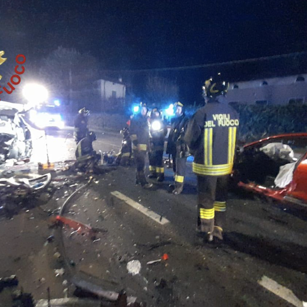 Spaventoso frontale nel Comasco: muore ragazzo di 23 anni, grave un altro giovane
