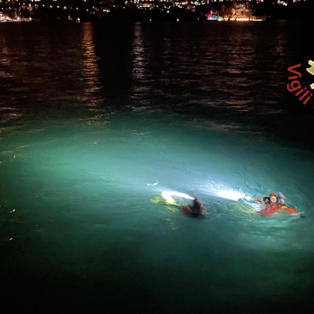 Auto sfonda il parapetto e si inabissa nel lago di Como: morte due persone