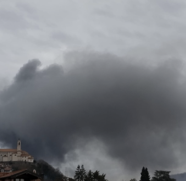 Fiamme al cementificio di Caravate, alta colonna di fumo: sul posto i vigili del fuoco