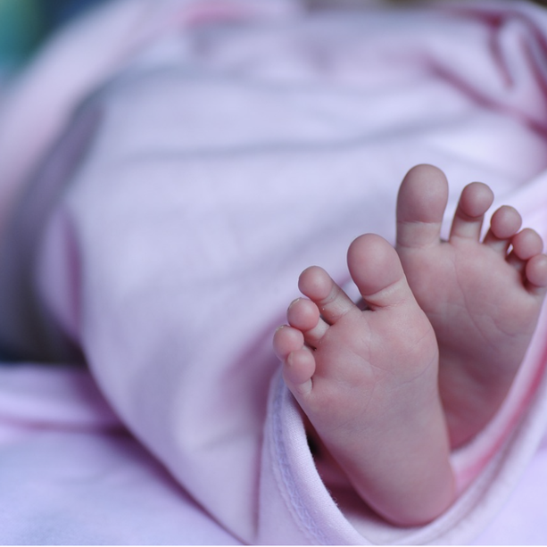 Ustioni da spray sulla piccola di 17 mesi, la madre condannata a quattro anni