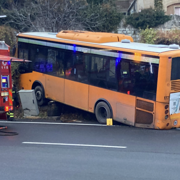 Incidente in viale Aguggirari, coinvolto un autobus: otto persone soccorse