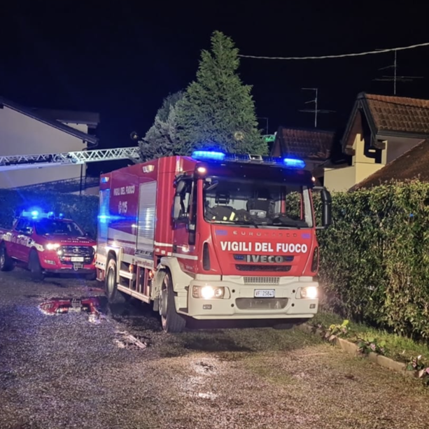 Tetto in fiamme a Castelseprio: due intossicati, cinque sfollati