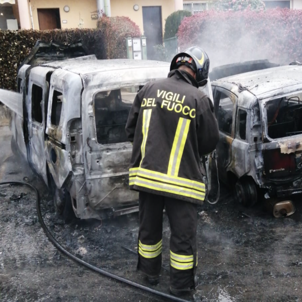 Golasecca, auto in fiamme: tre persone ustionate, una è grave