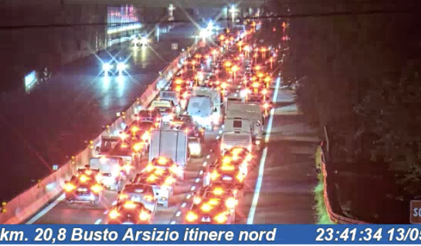 Carambola in Autolaghi: elisoccorso in volo, autostrada bloccata