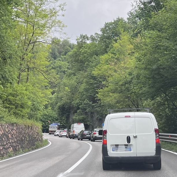 Doppio incidente in meno di un'ora: due feriti e lunghe code sulla statale della Valganna