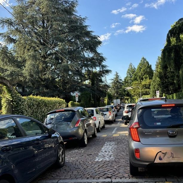 Scontro tra un'auto e una moto in via Alpini: un ferito e traffico in tilt sul ring a Varese