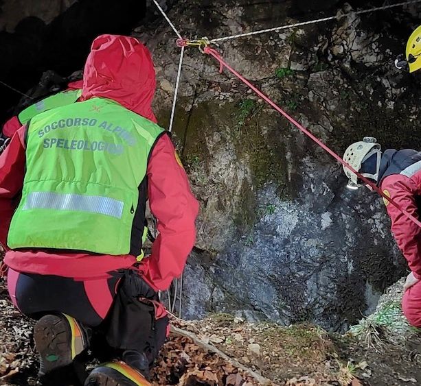 Infortunato alle braccia e bloccato all'interno della grotta Schiaparelli al Campo dei Fiori di Varese: 20enne salvato dal Soccorso Alpino