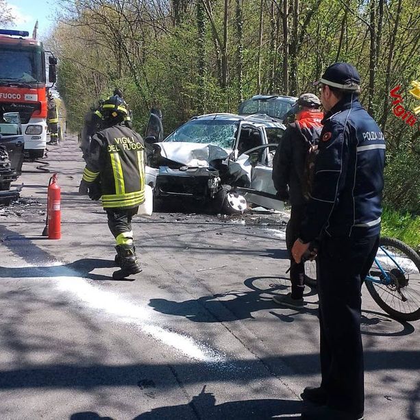 Schianto tra due auto a Somma Lombardo: morta una donna