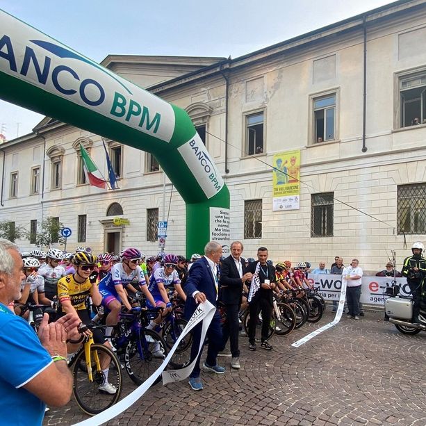FOTO E VIDEO. Tre Valli Varesine, al via le donne