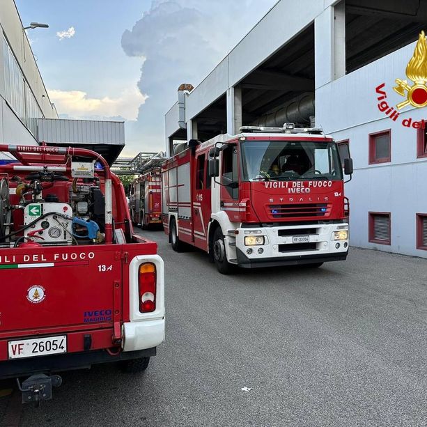 Macchinario prende fuoco in un'azienda di Uboldo, due operai intossicati