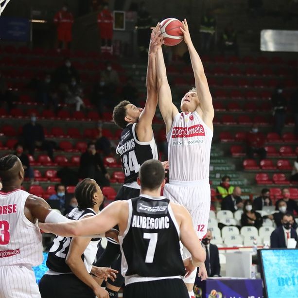 Openjobmetis Varese, niente da fare anche a Pesaro: quinta sconfitta consecutiva