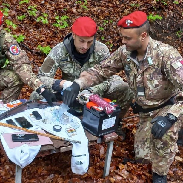 Senza sosta i controlli antidroga nei boschi dello spaccio nel Varesotto: a Valganna rinvenuti un fucile e mezzo chilo tra eroina, cocaina e hashish