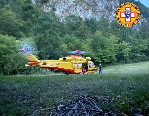 Cade mentre si stava arrampicando su una parete rocciosa in Valganna: 33enne in ospedale con l'elisoccorso