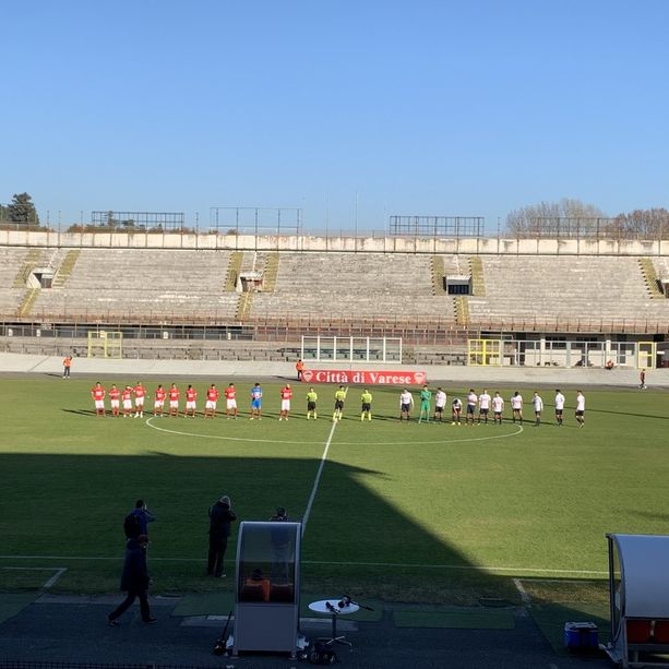 Il Varese le ha provate tutte, ma ha perso ancora: la Caronnese passa di misura, biancorossi ancora a bocca asciutta