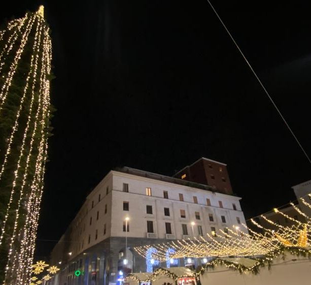 VIDEO «3, 2, 1, 0...» il conto alla rovescia dei bambini accende albero, luci e il Natale di Varese. «Che sia una meraviglia»