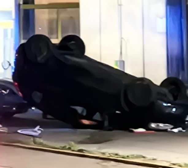 Auto si ribalta in via Sanvito Silvestro e finisce sul piazzale del benzinaio della Q8, paura per due ragazzi