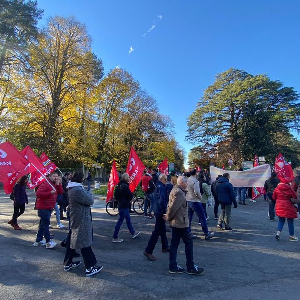 VIDEO E FOTO. Il corteo di Cgil e Uil blocca le strade di Varese, traffico completamente in tilt