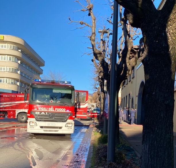 Incendio in una fonderia di viale Belforte: in azione i vigili del fuoco