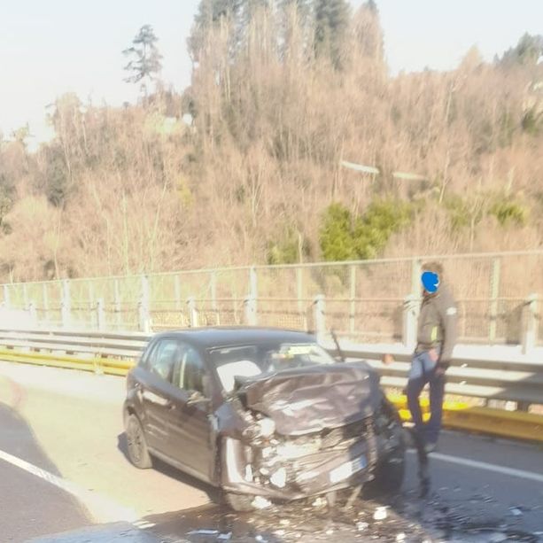 FOTO. Frontale tra un'auto e un camion sulla Tangenziale di Varese, soccorsi in codice rosso