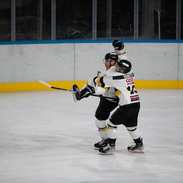 VIDEO e FOTO. Quando si gioca a hockey, i Mastini battono il Bressanone con 2 gol in 8 secondi (4-1). Dedicato agli eroi del secondo scudetto vinto il 4 marzo dell'89