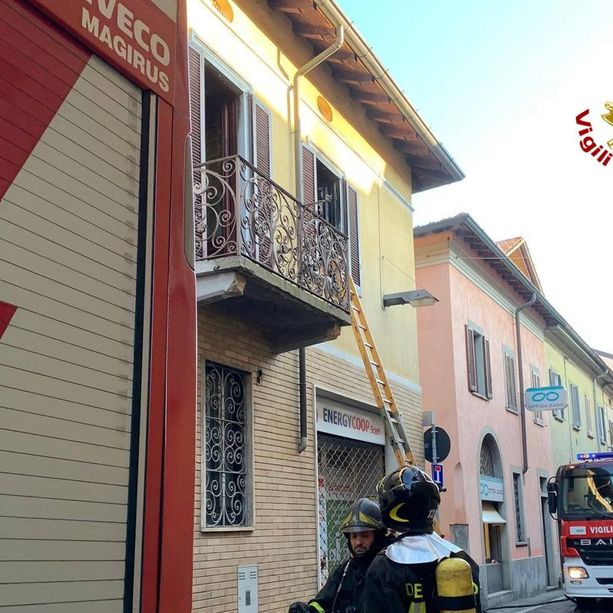Fiamme in un'abitazione di Vedano Olona: evacuate sei persone