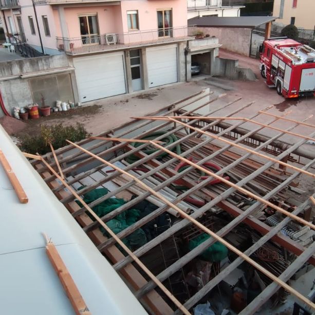 FOTO - Il forte vento scoperchia un tetto in via Perla a Varese