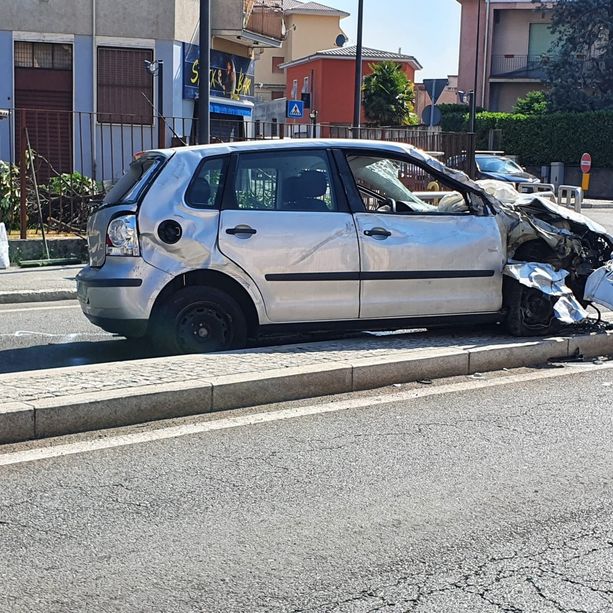 FOTO - Paura sul Sempione a Busto: un'auto si ribalta, due feriti