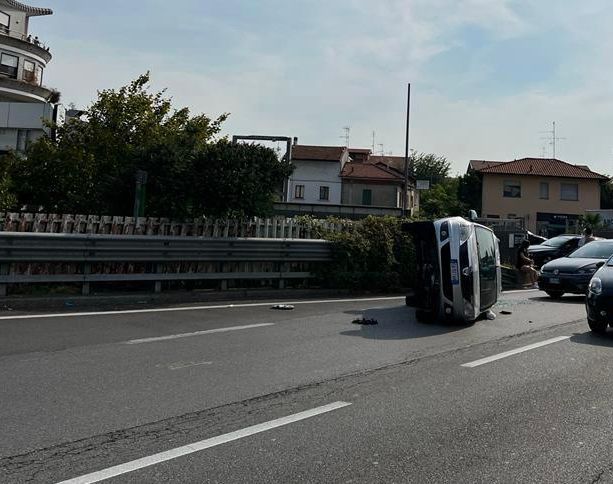 Paura a Castellanza: un'auto si ribalta vicino allo svincolo dell'A8