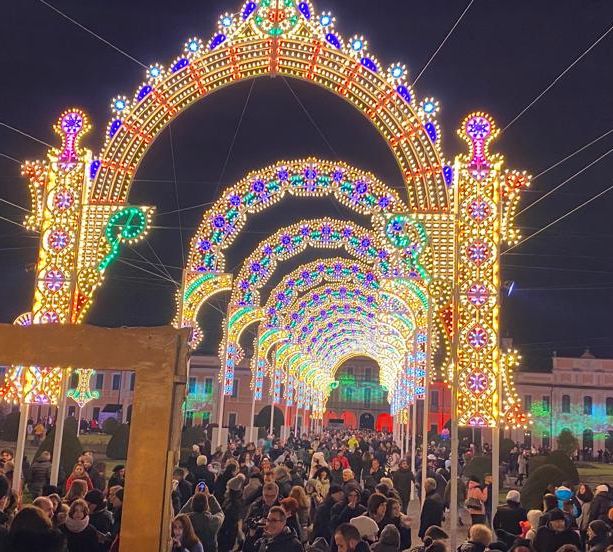 FOTO e VIDEO - Il Giardino Incantato incanta i varesini: oltre 10 mila persone all’accensione delle luci